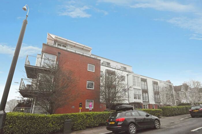 2 Bedroom Flat For Sale In Honiton Road, Southend-On-Sea, Essex, SS1