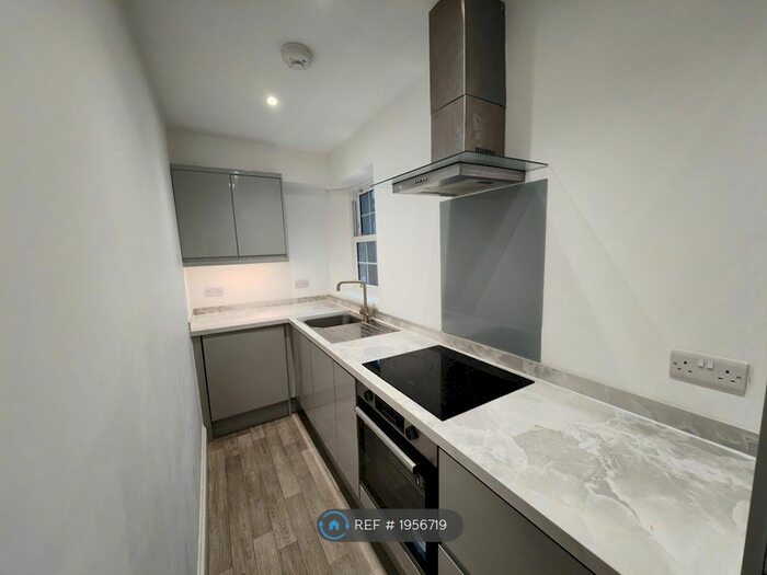 2 Bedroom Flat To Rent In Gerston Place, Paignton, TQ3