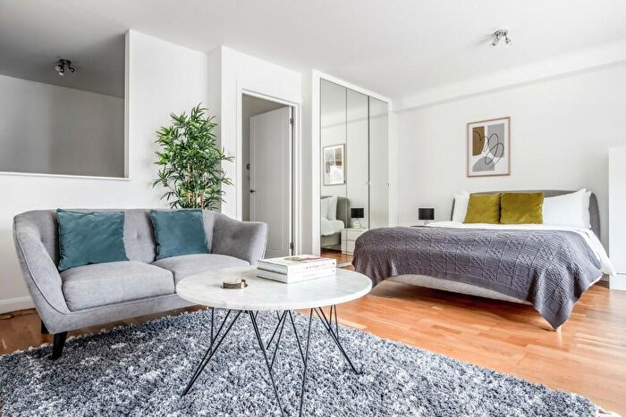 Studio To Rent In Portsoken Street, London, E1