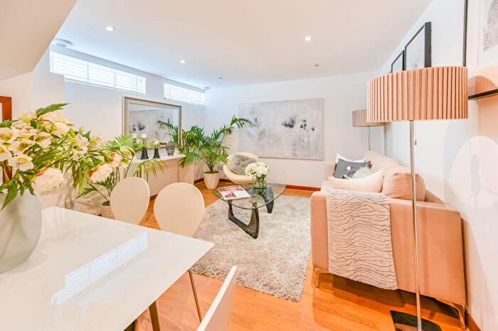 2 Bedroom Maisonette For Sale In Boleyn Road, Stoke Newington, London, N16