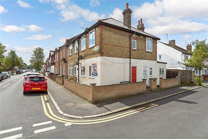 2 Bedroom Maisonette For Sale In York Street, Mitcham, Surrey, CR4