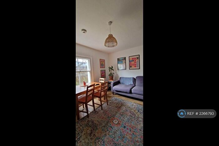 3 Bedroom Flat To Rent In Graham Road, London, E8