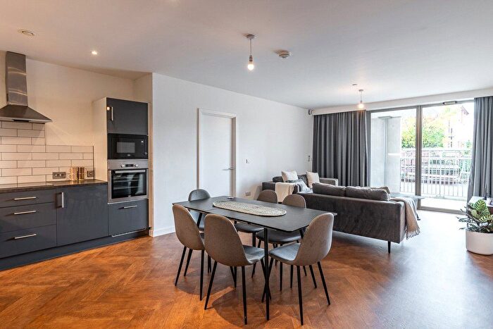 3 Bedroom Flat To Rent In Block A, Oldham Road, M4