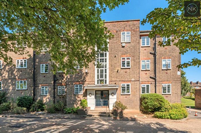 2 Bedroom Flat To Rent In Malford Court, The Drive, South Woodford, London, E18