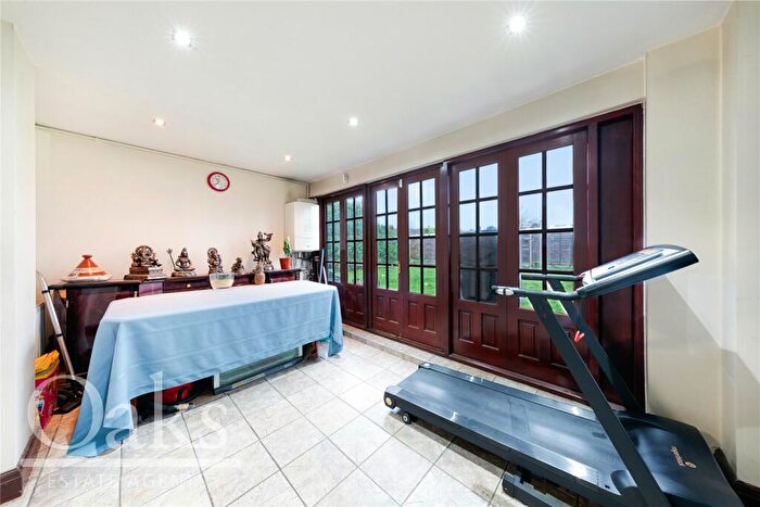 4 Bedroom Detached House For Sale In Green Lane, Thornton Heath, CR7