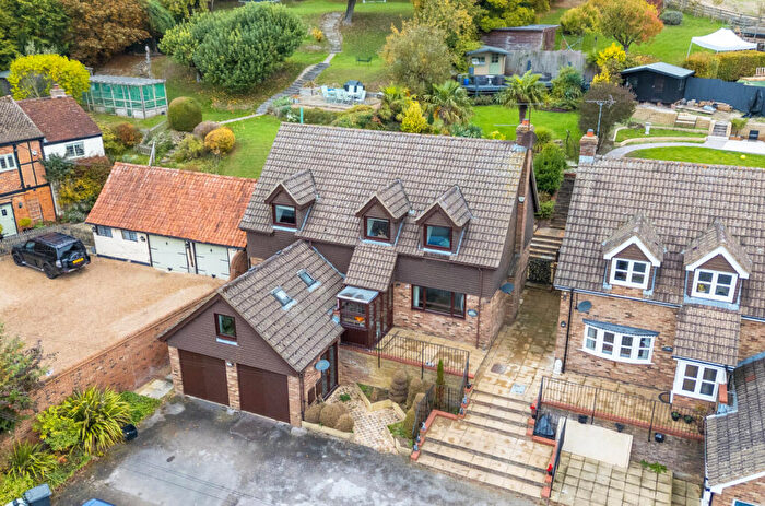 4 Bedroom Detached House For Sale In Castle Hill Road, Totternhoe, Dunstable, LU6