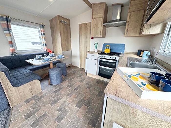 3 Bedroom Mobile/park Home For Sale In Hook Lane, Warsash, Southampton, SO31