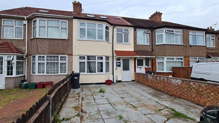 4 Bedroom Terraced House To Rent In Ivanhoe Road, Hounslow, TW4