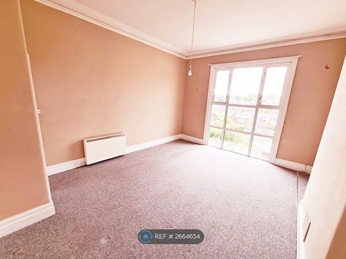 2 Bedroom Flat To Rent In Coombe Vale Road, Teignmouth, TQ14