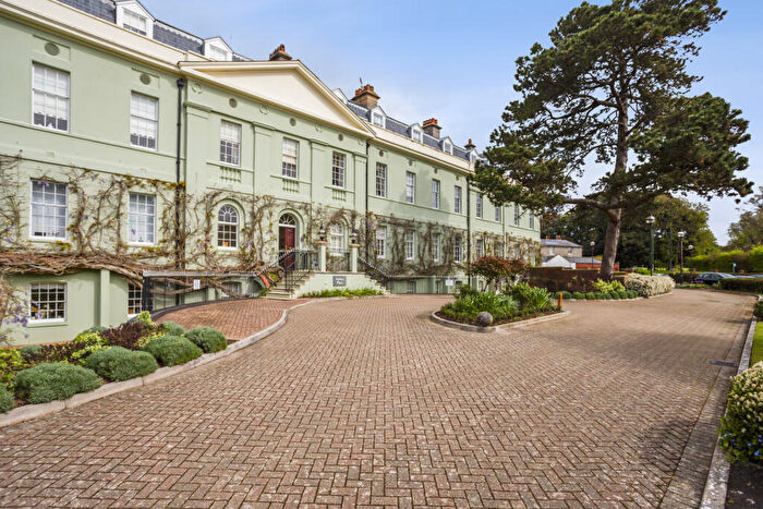 2 Bedroom Flat For Sale In King George Gardens, Chichester, PO19