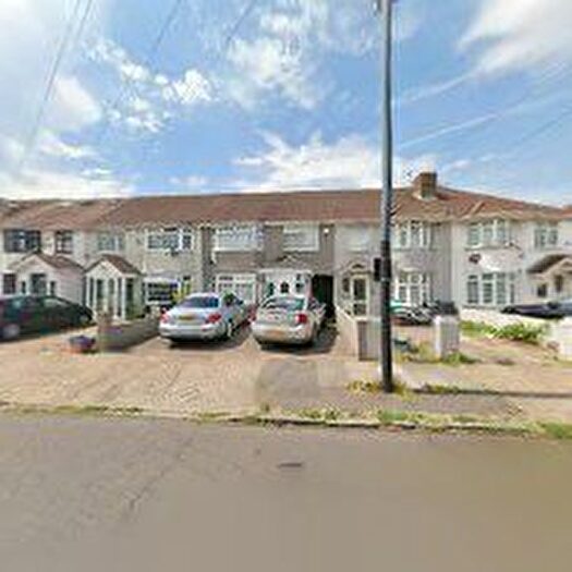 3 Bedroom Flat To Rent In Berkeley Avenue, Hounslow, TW4