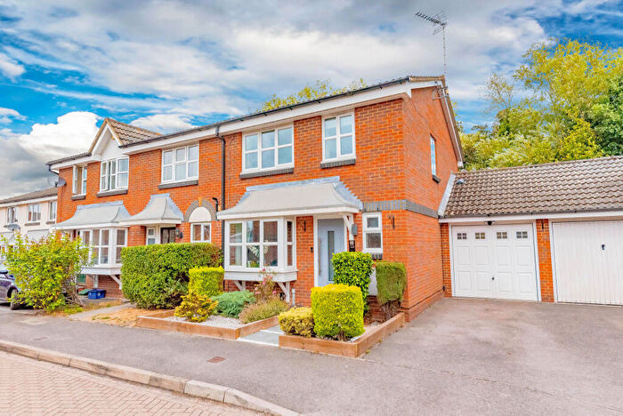 3 Bedroom End Of Terrace House For Sale In Rose Gardens, Farnborough, Hampshire, GU14