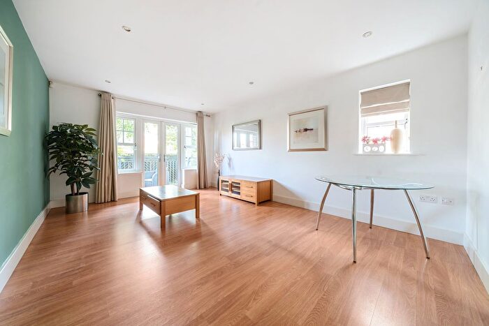 2 Bedroom Flat To Rent In Ray Park Avenue, Maidenhead, SL6