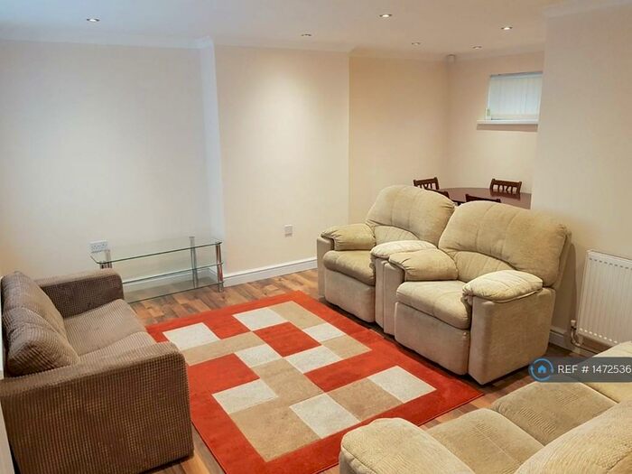 4 Bedroom Terraced House To Rent In Windermere Square, Newport, NP19