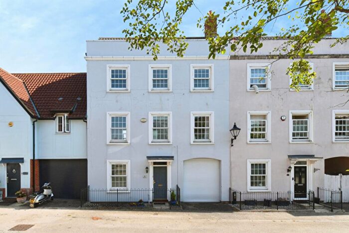 4 Bedroom Semi-Detached House For Sale In Peers Square, Chelmer Village, Chelmsford, CM2