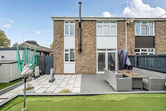 4 Bedroom Semi-Detached House For Sale In Woodland Way, Devizes, SN10