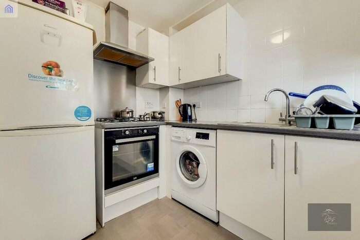 1 Bedroom Flat For Sale In Houstoun Court, Vicarage Farm Road, TW5