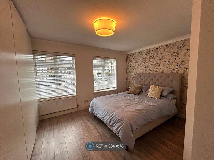 2 Bedroom Flat To Rent In Blenheim Court, London, NW4