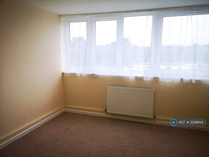 3 Bedroom Flat To Rent In The Square, Bracknell, RG12
