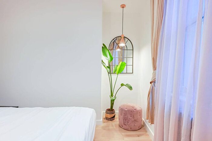 1 Bedroom Flat For Sale In Bow Road, Bow, London, E3