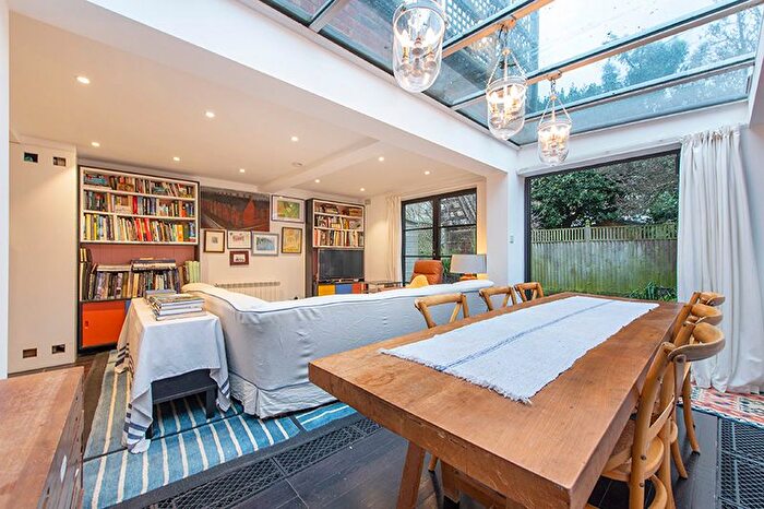 2 Bedroom Flat For Sale In Roderick Road, Hampstead Heath, NW3
