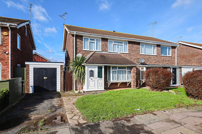 3 Bedroom Semi Detached House For Sale In Raphael Drive, Southend-on-sea, SS3