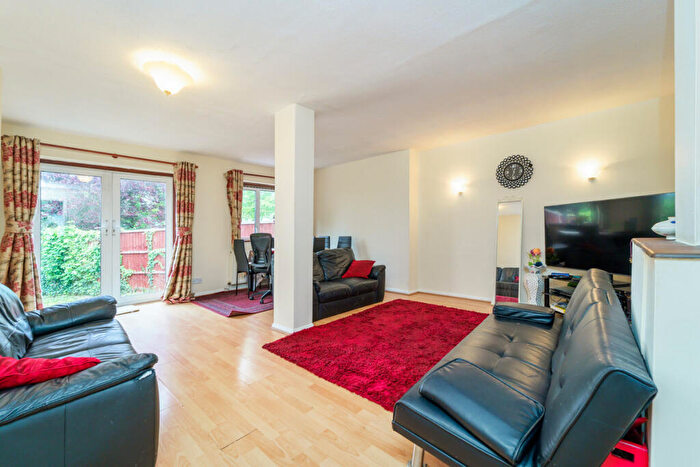 3 Bedroom Terraced House For Sale In Brunswick Park Road, London, N11