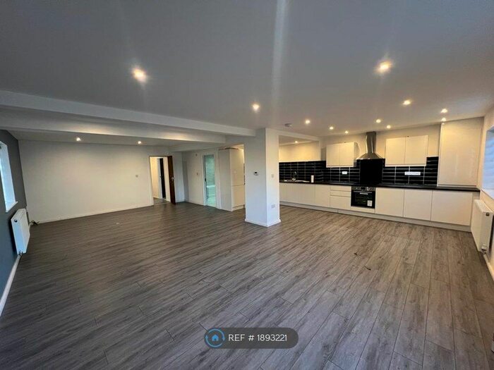 2 Bedroom Flat To Rent In Old Charter Hall, Scunthorpe, DN15