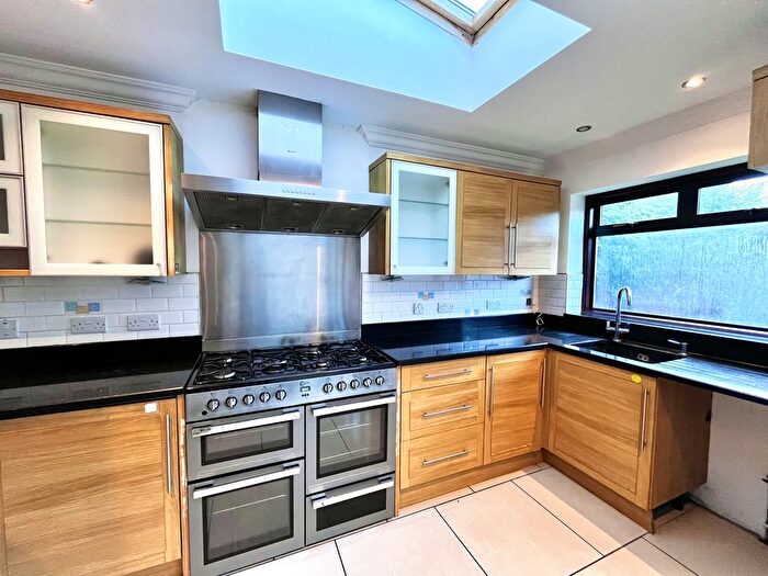 5 Bedroom Semi-Detached House To Rent In The Vale, Cricklewood, NW11