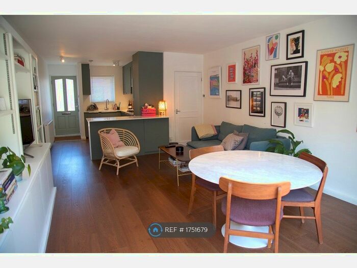 2 Bedroom Flat To Rent In Bartle Road, London, W11