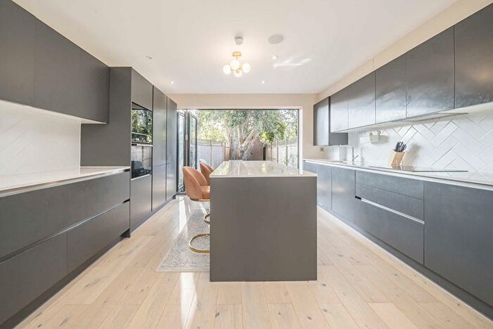 3 Bedroom Maisonette For Sale In Golden Manor, Hanwell, W7