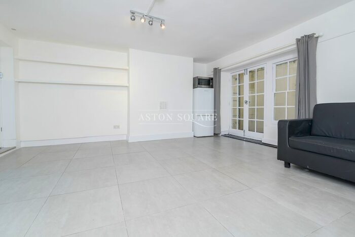 3 Bedroom Terraced House To Rent In Allingham Street, London, N1