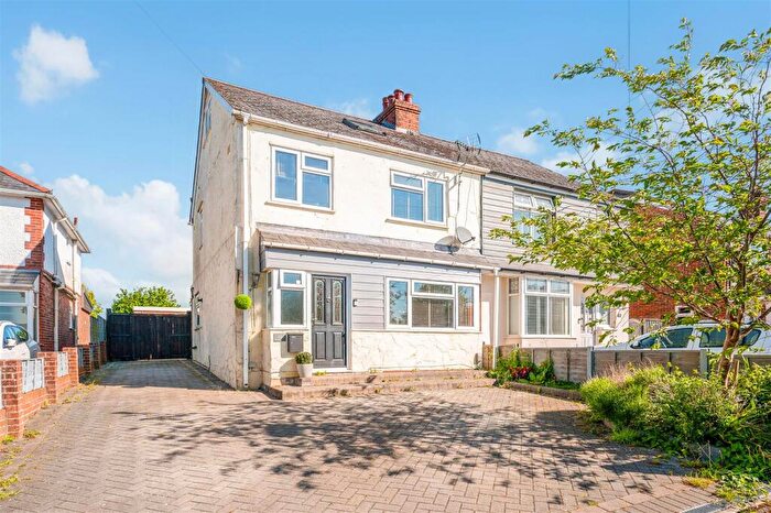 3 Bedroom Semi-Detached House For Sale In Queens Crescent, Horndean, PO8