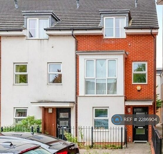 4 Bedroom End Of Terrace House To Rent In Lindisfarne Way, Reading, RG2