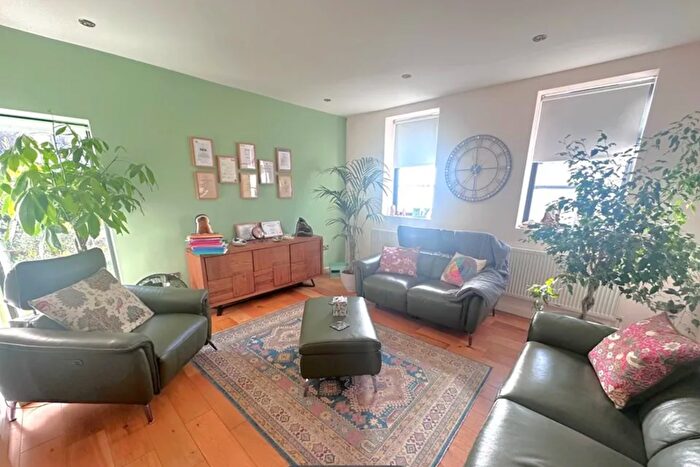 1 Bedroom Detached House To Rent In Hazelmere Gardens, Hornchurch, RM11