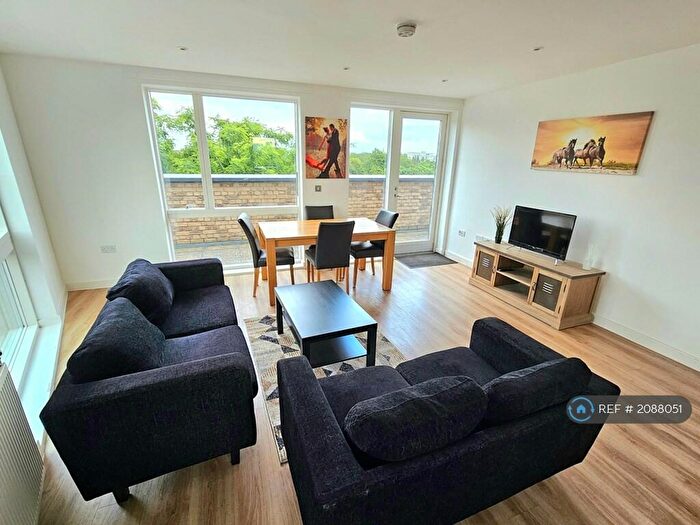 2 Bedroom Flat To Rent In Duckham Court, London, E14