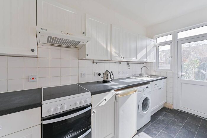 3 Bedroom Flat To Rent In Ashvale Road, Tooting, London, SW17