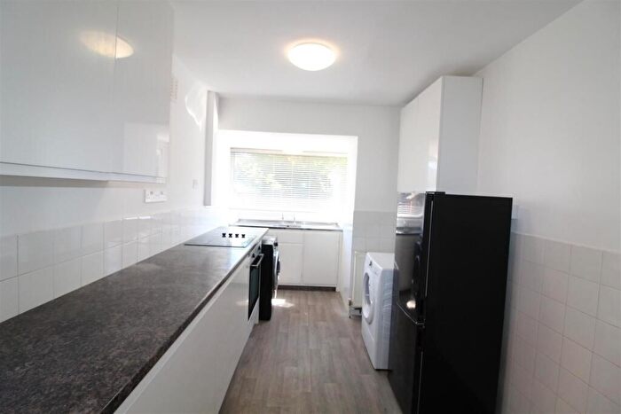 3 Bedroom Semi-Detached House To Rent In London, CR0