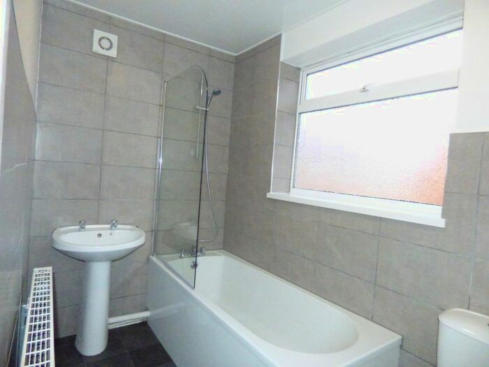 3 Bedroom Flat To Rent In South View West, Heaton, Newcastle Upon Tyne, NE6