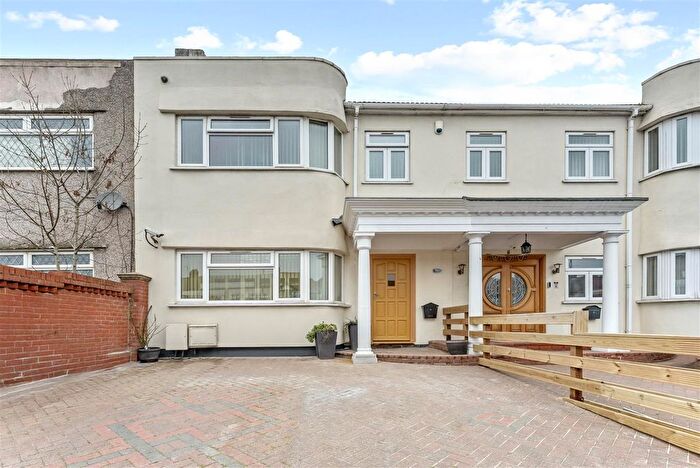4 Bedroom Property To Rent In Eastern Avenue, Ilford, IG2