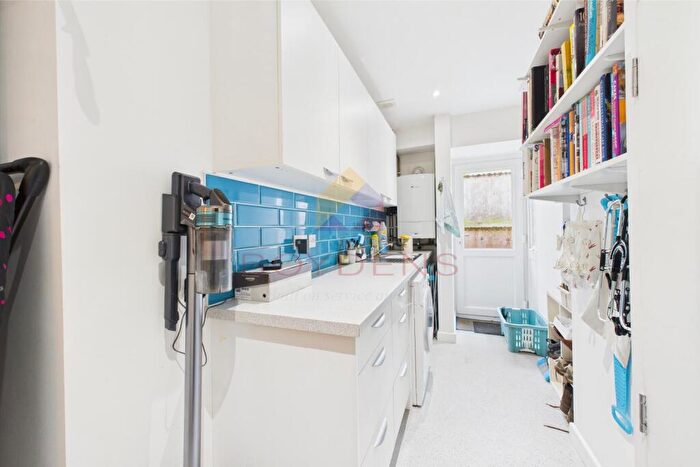 4 Bedroom Detached House For Sale In Glen Avenue, Colchester, CO3