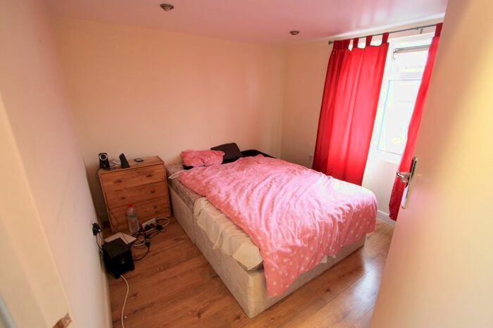 Studio To Rent In Lymington Close, Norbury, SW16