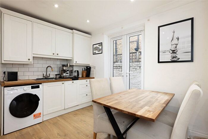 2 Bedroom Maisonette For Sale In Silverthorne Road, London, SW8