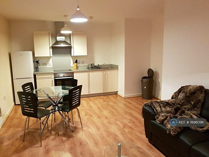 2 Bedroom Flat To Rent In Manchester, Manchester, M5