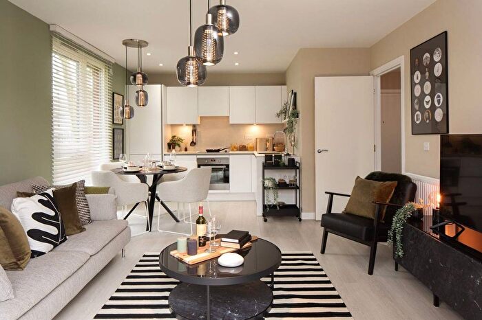 3 Bedroom Flat For Sale In Hayes Village, Hayes, UB3