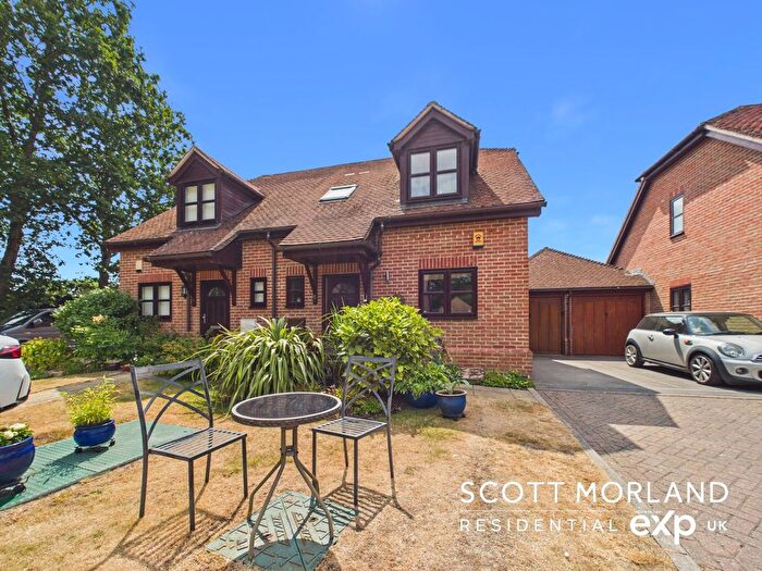 3 Bedroom Semi-Detached House For Sale In Penbere Close, Pamber Heath, Tadley, RG26