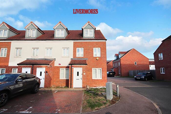 3 Bedroom End Of Terrace House To Rent In Hopkins Close, Dartford, DA1