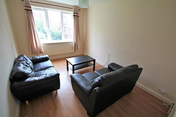 3 Bedroom Flat To Rent In Pennington Court, Delph Lane, Woodhouse, Leeds, West Yorkshire, LS6