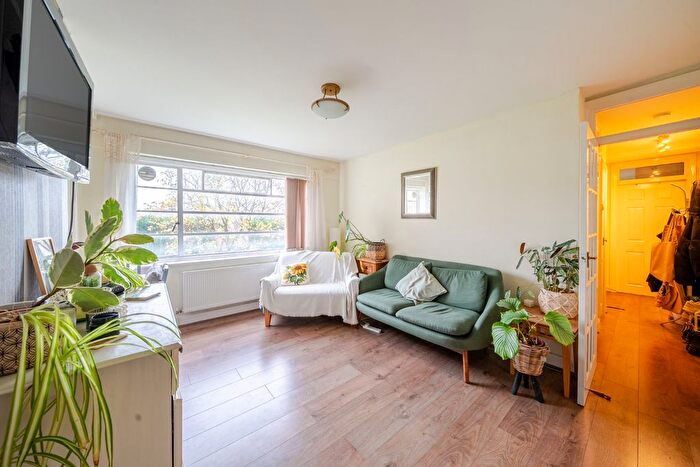 2 Bedroom Flat For Sale In Hornsey Lane, London, N6