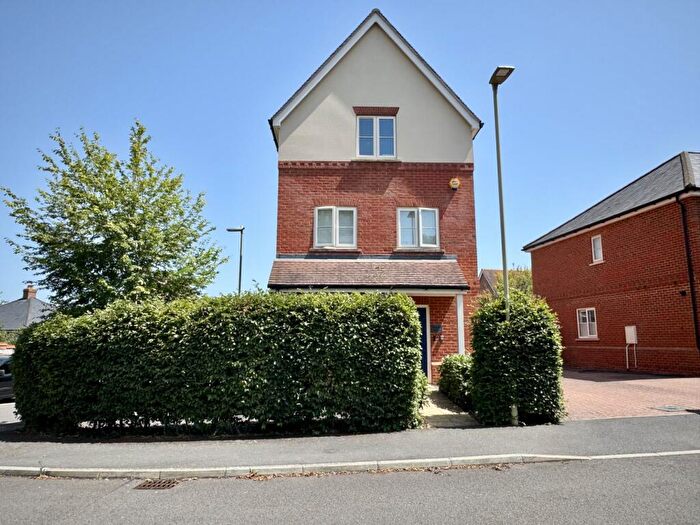 3 Bedroom Detached House For Sale In Dunnett Close, Hartley Wintney, RG27